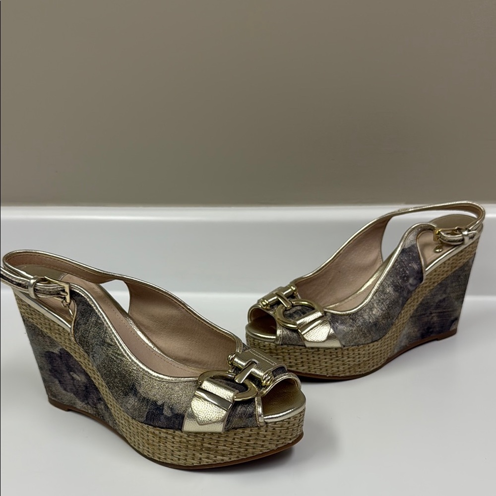 Moda in Pelle Gold Dark Floral Basket Weave Wedge Heels Peep Toe | EU 38 | GUC